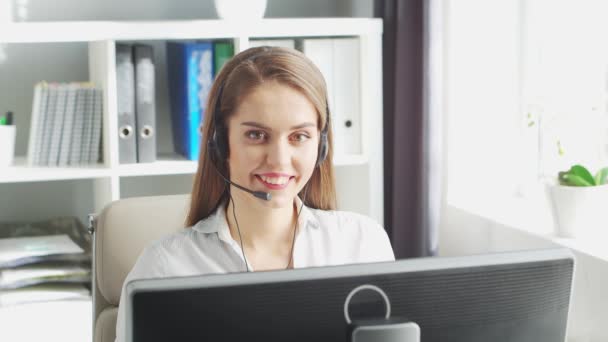 Operatore di supporto professionale sta lavorando in Home Office. Luogo di lavoro della donna risolvere i problemi dei clienti. Call Center e concetto di assistenza clienti. — Video Stock