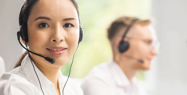 Equipo de personal de apoyo profesional que trabaja en la oficina. Los colegas en el lugar de trabajo resuelven los problemas de los clientes. Centro de llamadas y concepto de atención al cliente. — Foto de Stock