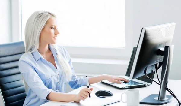 若い女性は自宅のオフィスでコンピュータを使用しています。女性起業家、フリーランス、学生の職場。リモートワークと教育の概念. — ストック写真