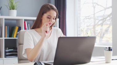 İçişleri Bakanlığı 'nda bilgisayar kullanan genç bir kadın. Kadın Girişimci, Freelancer ya da Öğrenci 'nin işyeri. Uzaktan Çalışma ve Eğitim Konsepti.