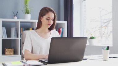 İçişleri Bakanlığı 'nda bilgisayar kullanan genç bir kadın. Kadın Girişimci, Freelancer ya da Öğrenci 'nin işyeri. Uzaktan Çalışma ve Eğitim Konsepti.