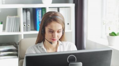 Profesyonel Destek Operatörü İçişleri Bakanlığı 'nda çalışıyor. Müşteri Sorunlarını Çözen Kadın İşyeri. Çağrı Merkezi ve Müşteri Destek Konsepti.
