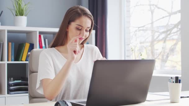 Jonge vrouw werkt bij Binnenlandse Zaken met behulp van de computer. Werkplaats van vrouwelijke ondernemer, freelancer of student. Concept telewerken en onderwijs. — Stockvideo