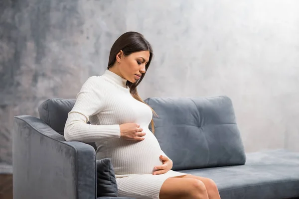 Jonge zwangere vrouw rust thuis en verwacht een baby. Zwangerschap, moederschap, gezondheidszorg en levensstijl. — Stockfoto