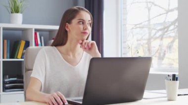 İçişleri Bakanlığı 'nda bilgisayar kullanan genç bir kadın. Kadın Girişimci, Freelancer ya da Öğrenci 'nin işyeri. Uzaktan Çalışma ve Eğitim Konsepti.