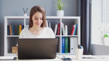 İçişleri Bakanlığı 'nda bilgisayar kullanan genç bir kadın. Kadın Girişimci, Freelancer ya da Öğrenci 'nin işyeri. Uzaktan Çalışma ve Eğitim Konsepti.