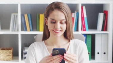 Genç Kadın İç İşleri 'nde Bilgisayar ve Smertphone kullanarak çalışıyor. Kadın Girişimci, Freelancer ya da Öğrenci 'nin işyeri. Uzaktan Çalışma ve Eğitim Konsepti.