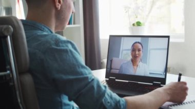 Meslektaşlar internet üzerinden çevrimiçi telefon görüşmesi yaparlar. Genç girişimciler evlerinde çalışır ve konferans görüşmeleri yaparlar. Beyaz adam ve Asyalı kadın konuşuyor. Uzak çalışma ve eğitim.