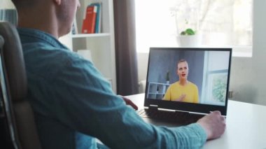 Erkek arkadaş ve kız arkadaş internet üzerinden telefon görüşmesi yaparlar. Gençler evlerinde oturmuş konferans görüşmeleri yapıyorlar. Konuşan adam ve kadın. Uzak tarih ve iletişim konsepti.