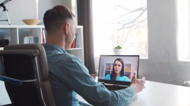 Erkek arkadaş ve kız arkadaş internet üzerinden telefon görüşmesi yaparlar. Gençler evlerinde oturmuş konferans görüşmeleri yapıyorlar. Konuşan adam ve kadın. Uzak tarih ve iletişim konsepti.