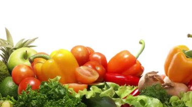 Meyveler ve sebzeler beyazda izole edilmiş. Yemek ve Beslenme Arkaplanı. Sağlıklı Yeme ve Vegan Konsepti.