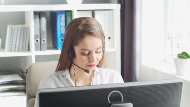 Professionele Support Operator werkt in Binnenlandse Zaken. Werkplaats van de vrouw oplossen van problemen met de klant. Call Center en Customer Support Concept. — Stockvideo