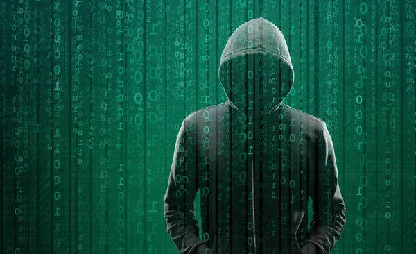 Haker nad abstrakcyjnym tłem cyfrowym z elementami kodu binarnego i programów komputerowych. Koncepcja złodzieja danych, oszustwa internetowego, darknet i bezpieczeństwa cybernetycznego. — Zdjęcie stockowe
