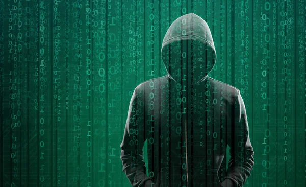 Hacker sobre fondo digital abstracto con elementos de código binario y programas informáticos. Concepto de ladrón de datos, fraude en internet, dark net y ciberseguridad. —  Fotos de Stock