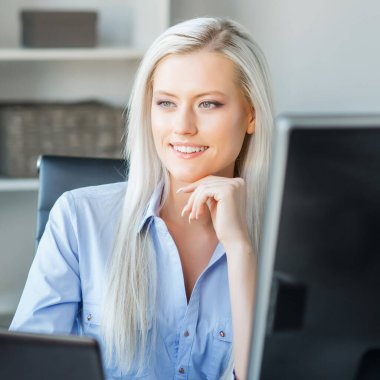 İçişleri Bakanlığı 'nda bilgisayar kullanan genç bir kadın. Kadın Girişimci, Freelancer ya da Öğrenci 'nin işyeri. Uzaktan Çalışma ve Eğitim Konsepti.