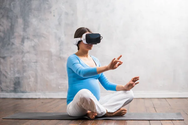 Virtual reality yoga Stock Photos, Royalty Free Virtual reality yoga Images