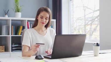 Genç Kadın İnternet 'ten Banka Kredi Kartı Kullanarak İnternetten Satın Alım Yapıyor. Kadın Girişimci, Freelancer ya da Öğrenci 'nin işyeri. Ödeme Sistemleri Konsepti.