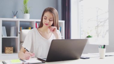 İçişleri Bakanlığı 'nda bilgisayar kullanan genç bir kadın. Kadın Girişimci, Freelancer ya da Öğrenci 'nin işyeri. Uzaktan Çalışma ve Eğitim Konsepti.