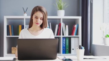 İçişleri Bakanlığı 'nda bilgisayar kullanan genç bir kadın. Kadın Girişimci, Freelancer ya da Öğrenci 'nin işyeri. Uzaktan Çalışma ve Eğitim Konsepti.