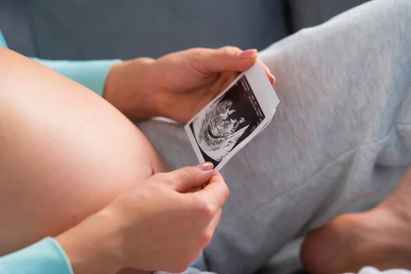 Mujer embarazada joven está descansando en casa y esperando un bebé. Embarazo, maternidad, salud y estilo de vida. —  Fotos de Stock