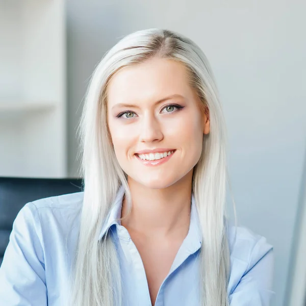 Young Woman Works at Home Office Using Computer. Workplace of Female Entrepreneur, Freelancer or Student. Remote Work and Education Concept. — Stock Photo, Image