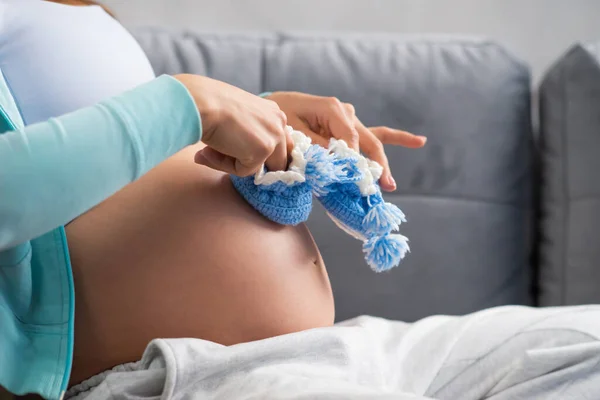 妊娠中の若い女性が家で休んで赤ちゃんを期待しています。妊娠,母親,健康管理とライフスタイルの概念. — ストック写真