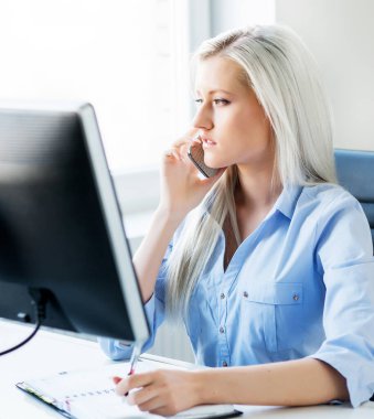 İçişleri Bakanlığı 'nda bilgisayar kullanan genç bir kadın. Kadın Girişimci, Freelancer ya da Öğrenci 'nin işyeri. Uzaktan Çalışma ve Eğitim Konsepti.