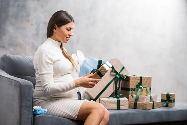 Νεαρή έγκυος γυναίκα ξεκουράζεται στο σπίτι και περιμένει ένα μωρό. Εγκυμοσύνη, μητρότητα, υγειονομική περίθαλψη και τρόπος ζωής. — Φωτογραφία Αρχείου