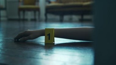 Bir Ölenler Evi 'nde Suç Masası' nın Kapanışı. Ölü adam, Polis Hattı, İpuçları ve Kanıtlar. Seri Katil ve Dedektif Soruşturma Konsepti.