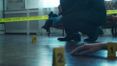 Dedektif Suç Mahalli 'nde Kanıt Topluyor. Adli Tıp Uzmanları Ölü Bir Kişinin Evinde Uzman Yapıyor. Polis memurunun cinayet soruşturması..