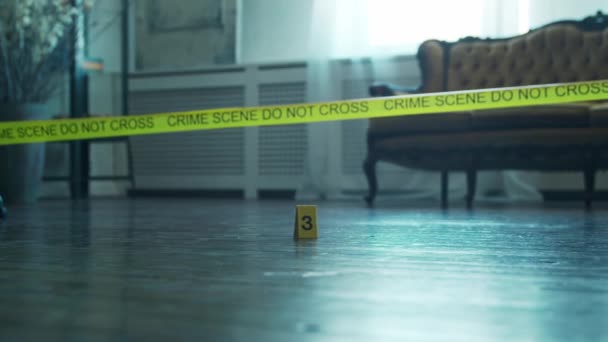Proximité d'un crime dans un foyer de personnes décédées. Homme mort, ligne de police, indices et preuves. Tueur en série et détective concept d'enquête. — Video