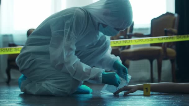 Detective Collecting Evidence in a Crime Scene. Forensic Specialists Making Expertise at Home of a Dead Person. Homicide Investigation by Police Officer. — стоковое видео