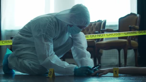Detective Collecting Evidence in a Crime Scene. Forensic Specialists Making Expertise at Home of a Dead Person. Homicide Investigation by Police Officer. — Stock videók