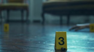 Bir Ölenler Evi 'nde Suç Masası' nın Kapanışı. Ölü adam, Polis Hattı, İpuçları ve Kanıtlar. Seri Katil ve Dedektif Soruşturma Konsepti.