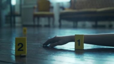 Bir Ölenler Evi 'nde Suç Masası' nın Kapanışı. Ölü adam, Polis Hattı, İpuçları ve Kanıtlar. Seri Katil ve Dedektif Soruşturma Konsepti.