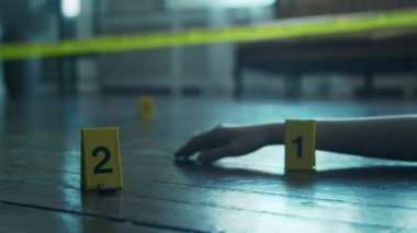 Bir Ölenler Evi 'nde Suç Masası' nın Kapanışı. Ölü adam, Polis Hattı, İpuçları ve Kanıtlar. Seri Katil ve Dedektif Soruşturma Konsepti.