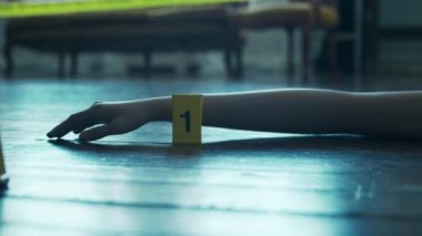 Bir Ölenler Evi 'nde Suç Masası' nın Kapanışı. Ölü adam, Polis Hattı, İpuçları ve Kanıtlar. Seri Katil ve Dedektif Soruşturma Konsepti.