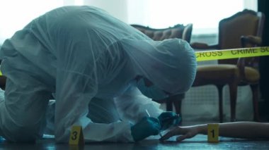 Dedektif Suç Mahalli 'nde Kanıt Topluyor. Adli Tıp Uzmanları Ölü Bir Kişinin Evinde Uzman Yapıyor. Polis memurunun cinayet soruşturması..
