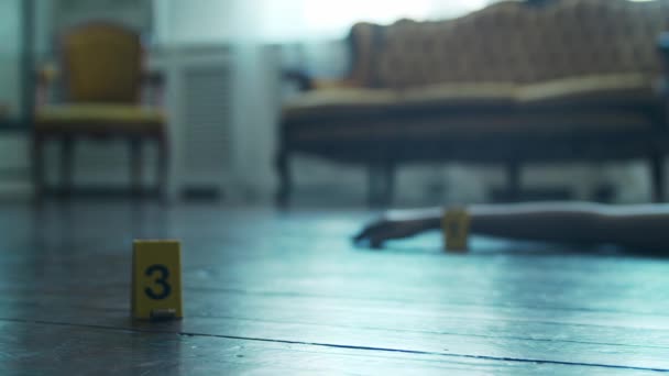 Κοντινό πλάνο ενός Ccene εγκλήματος σε ένα σπίτι νεκρών. Νεκρός, αστυνομία, στοιχεία και στοιχεία. Κατά συρροή δολοφόνος και ντετέκτιβ έννοια έρευνας. — Αρχείο Βίντεο