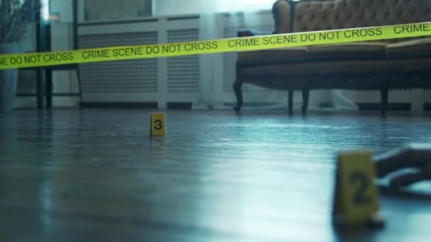 Close-up van een plaats delict in een tehuis voor overleden personen. Dode man, politielijn, aanwijzingen en bewijs. Seriemoordenaar en detective onderzoeksconcept. — Stockvideo