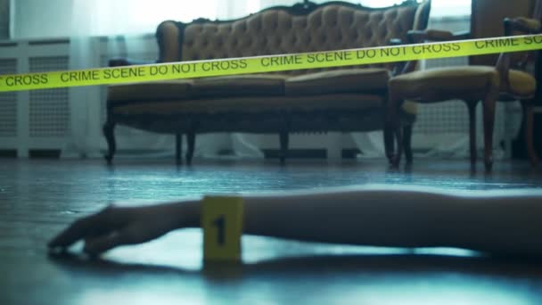 Närbild av ett brott Ccene i en avliden personer hem. Död man, polislinje, ledtrådar och bevis. Seriemördare och detektiv utredning koncept. — Stockvideo