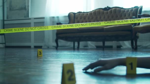 Inspektör som samlar bevis på en brottsplats. Kriminaltekniska specialister gör expertis hemma hos en död person. Brottsutredning utförd av polis. — Stockvideo