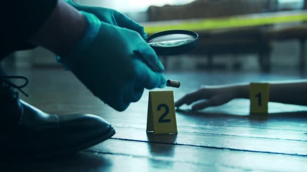 Detective recogiendo pruebas en una escena del crimen. Especialistas forenses haciendo experiencia en el hogar de una persona muerta. Investigación de Homicidios por Oficial de Policía. — Vídeos de Stock