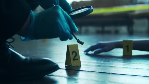 Detetive a recolher provas numa cena de crime. Especialistas forenses fazendo especialização em casa de uma pessoa morta. Investigação de Homicídios por Policial. — Vídeo de Stock