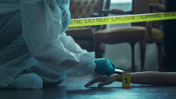 Detective Collecting Evidence in a Crime Scene. Forensic Specialists Making Expertise at Home of a Dead Person. Homicide Investigation by Police Officer. — Vídeos de Stock