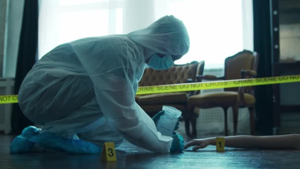 Detective Collecting Evidence in a Crime Scene. Forensic Specialists Making Expertise at Home of a Dead Person. Homicide Investigation by Police Officer. — Vídeos de Stock