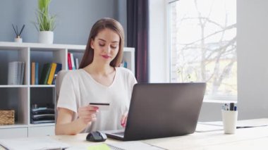 Genç Kadın İnternet 'ten Banka Kredi Kartı Kullanarak İnternetten Satın Alım Yapıyor. Kadın Girişimci, Freelancer ya da Öğrenci 'nin işyeri. Ödeme Sistemleri Konsepti.