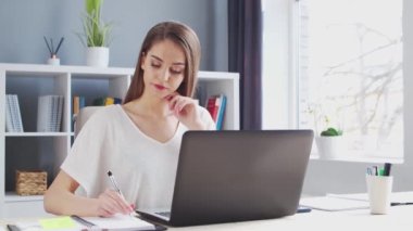 İçişleri Bakanlığı 'nda bilgisayar kullanan genç bir kadın. Kadın Girişimci, Freelancer ya da Öğrenci 'nin işyeri. Uzaktan Çalışma ve Eğitim Konsepti.