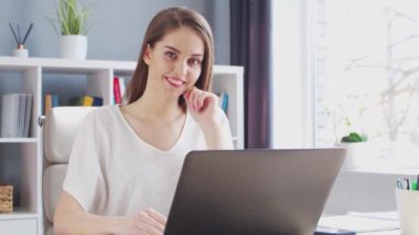 İçişleri Bakanlığı 'nda bilgisayar kullanan genç bir kadın. Kadın Girişimci, Freelancer ya da Öğrenci 'nin işyeri. Uzaktan Çalışma ve Eğitim Konsepti.