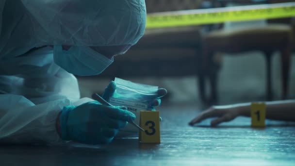 Detective Collecting Evidence in a Crime Scene. Forensic Specialists Making Expertise at Home of a Dead Person. Homicide Investigation by Police Officer. — 비디오